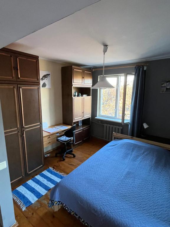- une chambre avec un lit, un bureau et une fenêtre dans l'établissement Comfy, well-located flat in Green Agenskalns, à Riga