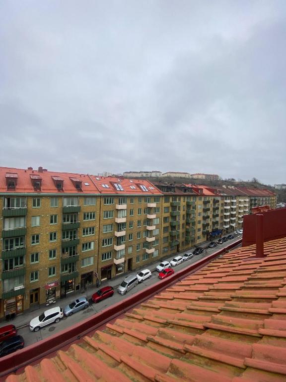 Vue aride d'un parking avec des voitures garées devant les bâtiments dans l'établissement Luxurious Flat With A Rooftop Terrace, à Göteborg
