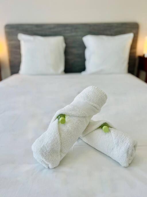 un ours en peluche à genoux déchiré assis sur un lit dans l'établissement ''Clavel 26'' Joli T2 en duplex à 3 min des Halles, à Sète