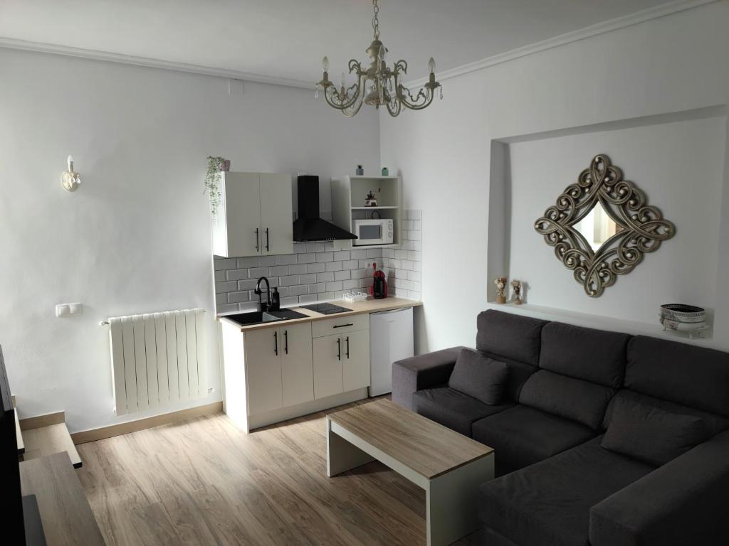 A kitchen or kitchenette at Apartamento rural "El Albarelo"