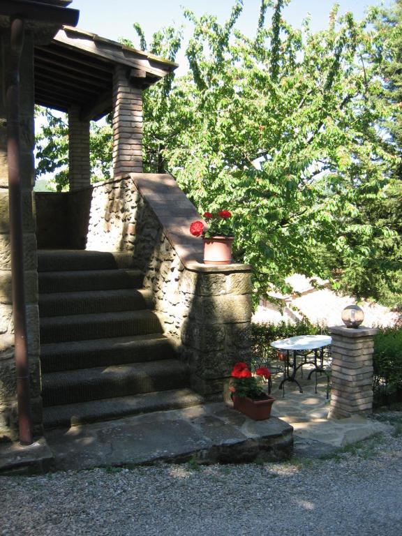 eine Steintreppe mit einem Blumentopf und einem Tisch in der Unterkunft Casa Rancacci in Mercatale