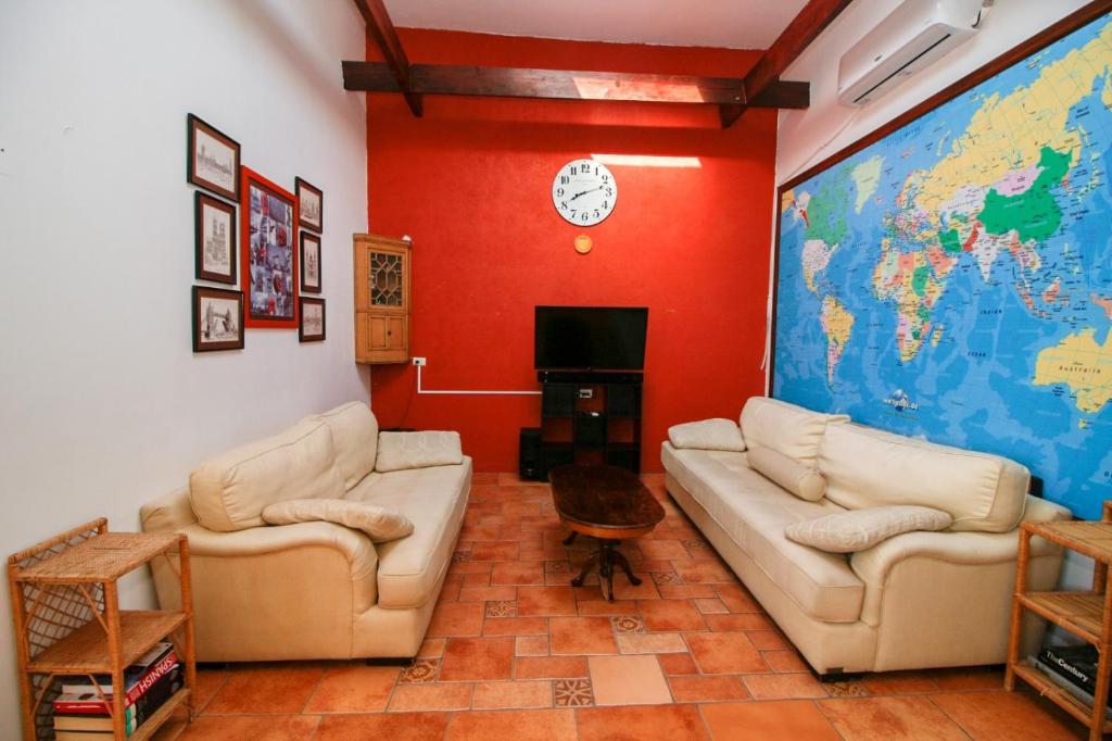 ein Wohnzimmer mit 2 Sofas und einer Weltkarte in der Unterkunft Wide Family or for Business House in Chihuahua in Chihuahua