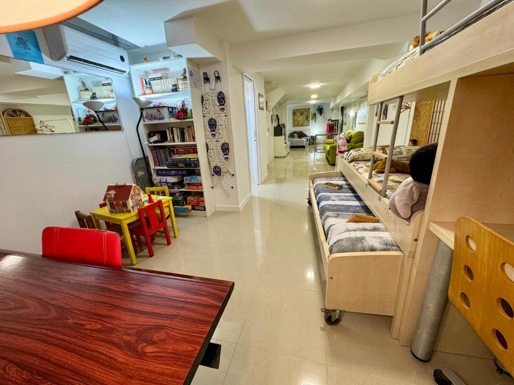 une chambre avec des lits, une table et une salle à manger dans l'établissement BADAROSA 2 House10min to BARCELONCity&NearTo BEACH, à Badalona
