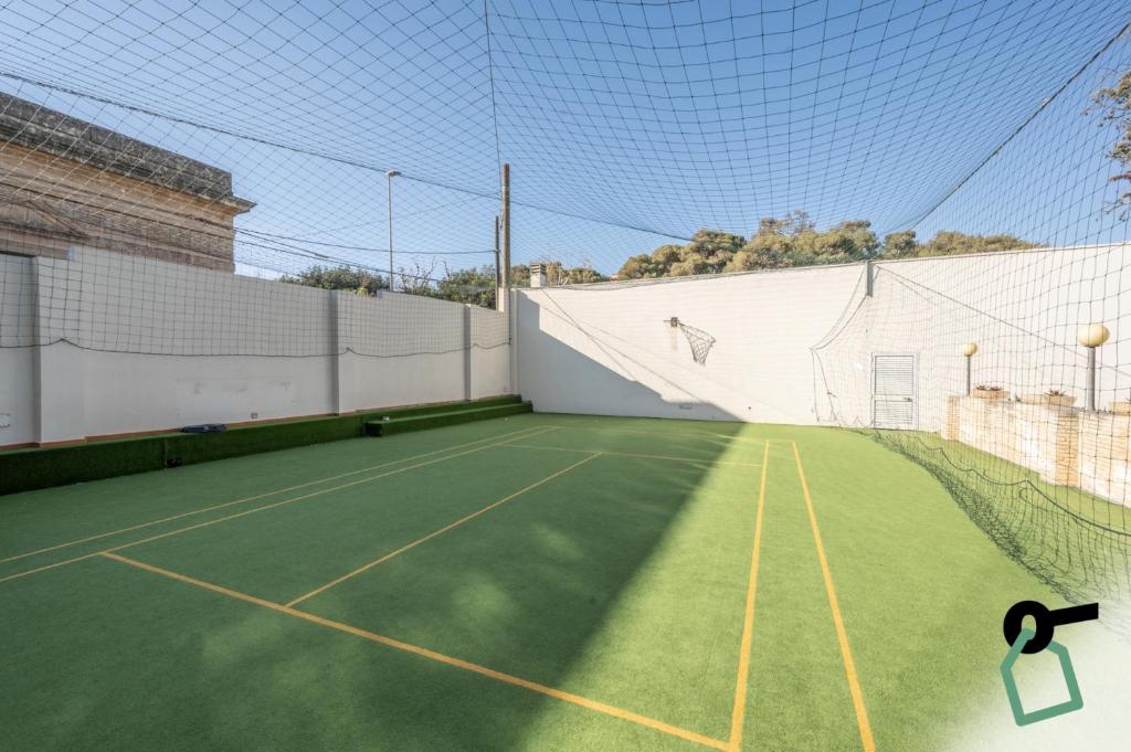 Tenis a/nebo squash v ubytování HOTIDAY Room Collection - Leuca Lungomare nebo okolí
