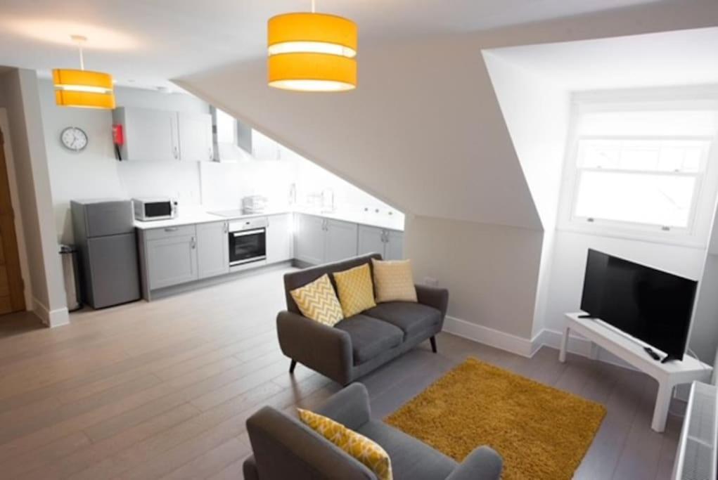 ブレントウッドにあるCosy, Bright, 1 Bed Flatのソファとテレビのあるリビングルーム
