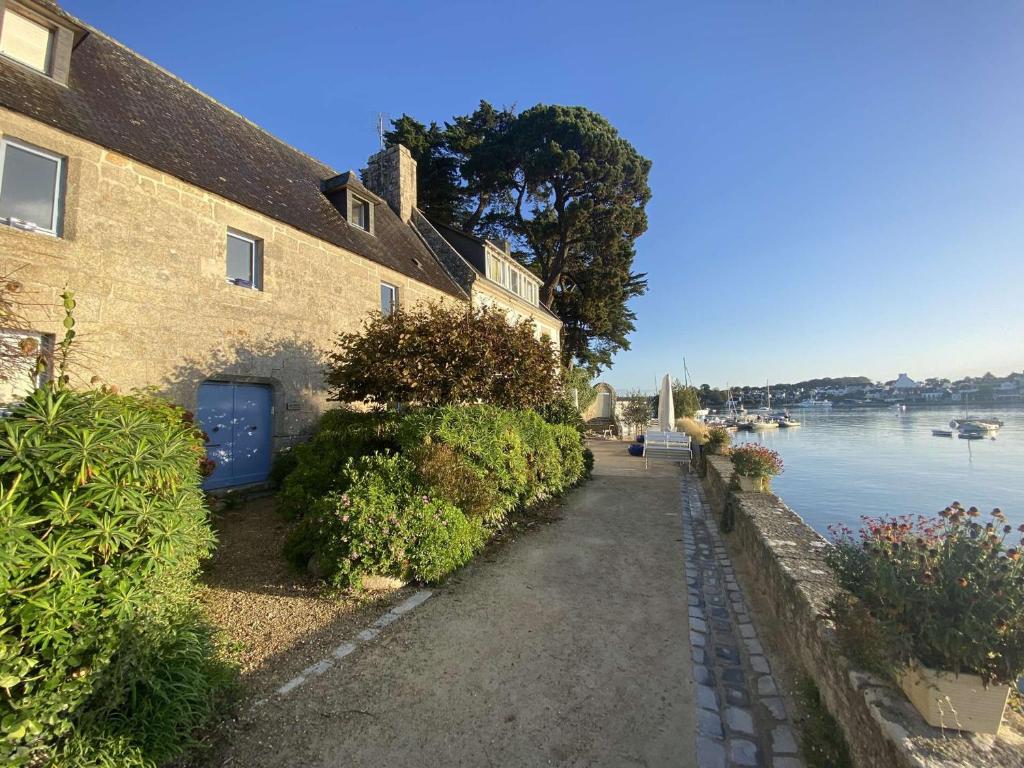 a path next to a building next to a river at Combrit Sainte-Marine: T2 duplex rénové avec jardin privé et vue sur port - FR-1-481-91 in Combrit