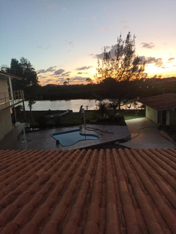 Blick auf den Sonnenuntergang vom Dach eines Hauses in der Unterkunft Pousada rio acarai in São Francisco do Sul