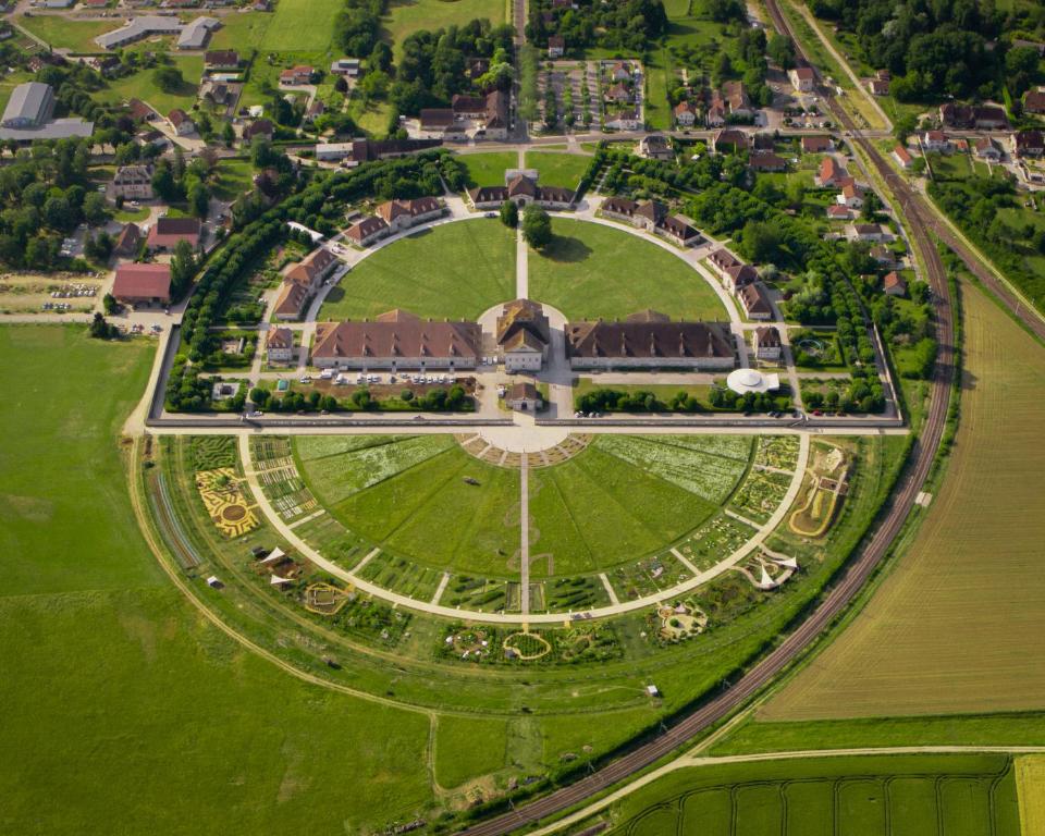 una vista aérea de un parque en una ciudad en La Saline Royale, en Arc-et-Senans