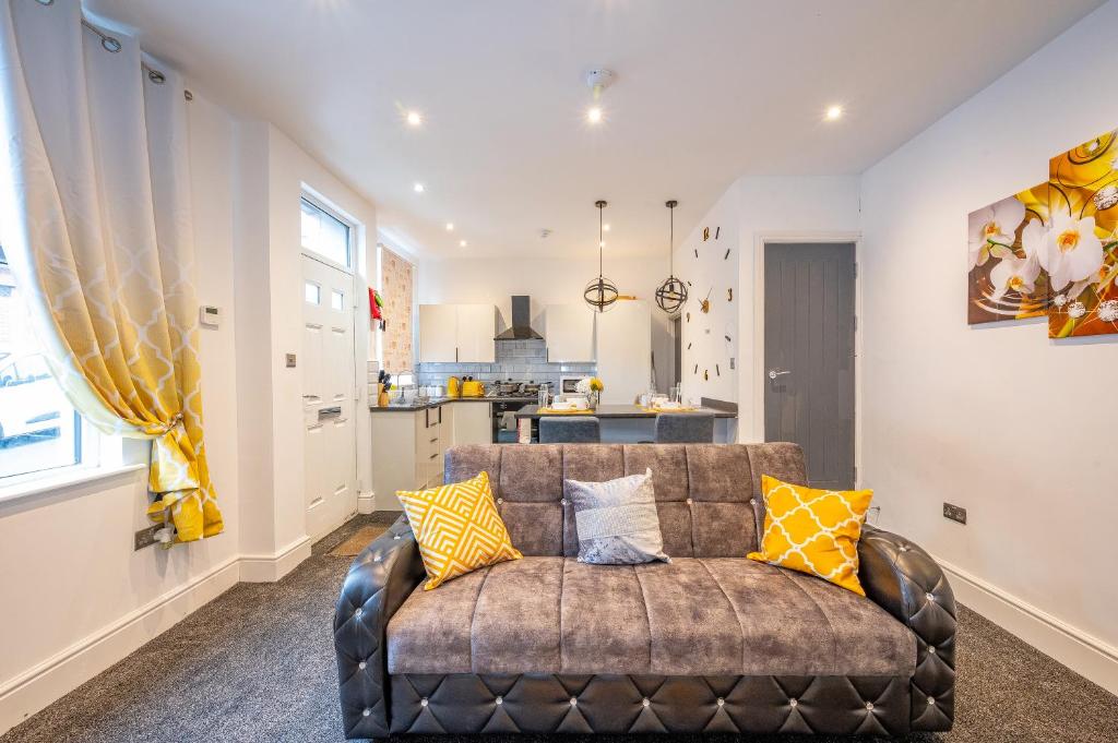 a living room with a couch and a kitchen at *RB10W* For your most relaxed &amp; Cosy stay + Free Parking + Free Fast WiFi * in Belle Isle