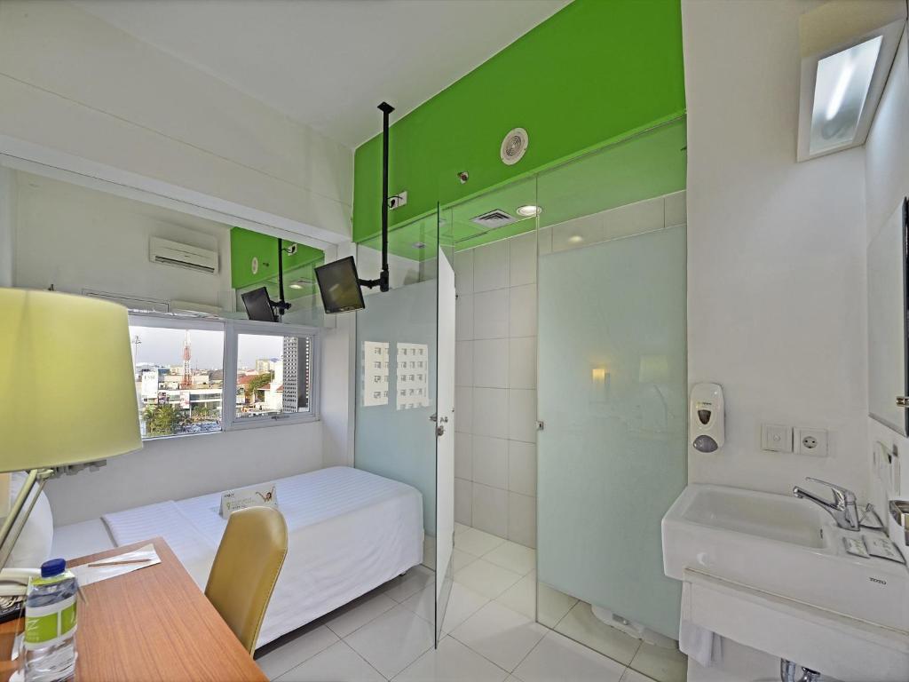 Postel nebo postele na pokoji v ubytování Whiz Hotel Pemuda Semarang