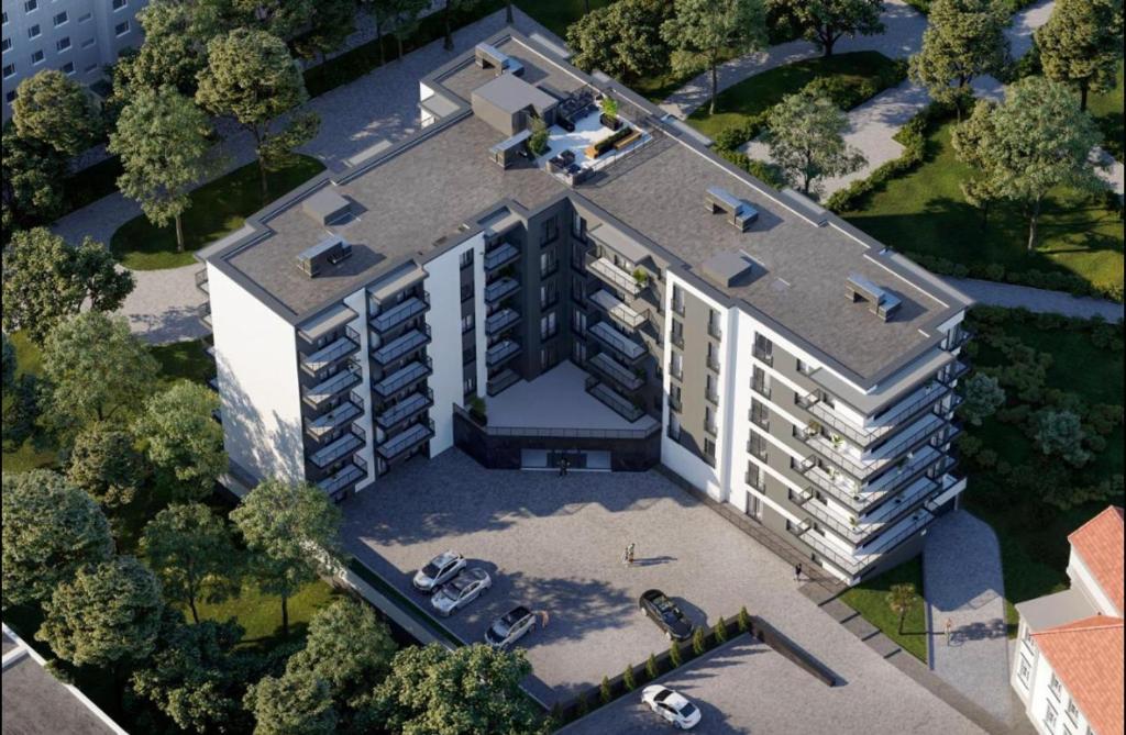 eine Aussicht auf ein großes Bürogebäude in der Unterkunft Apartament 4a Park City in Ostrowo