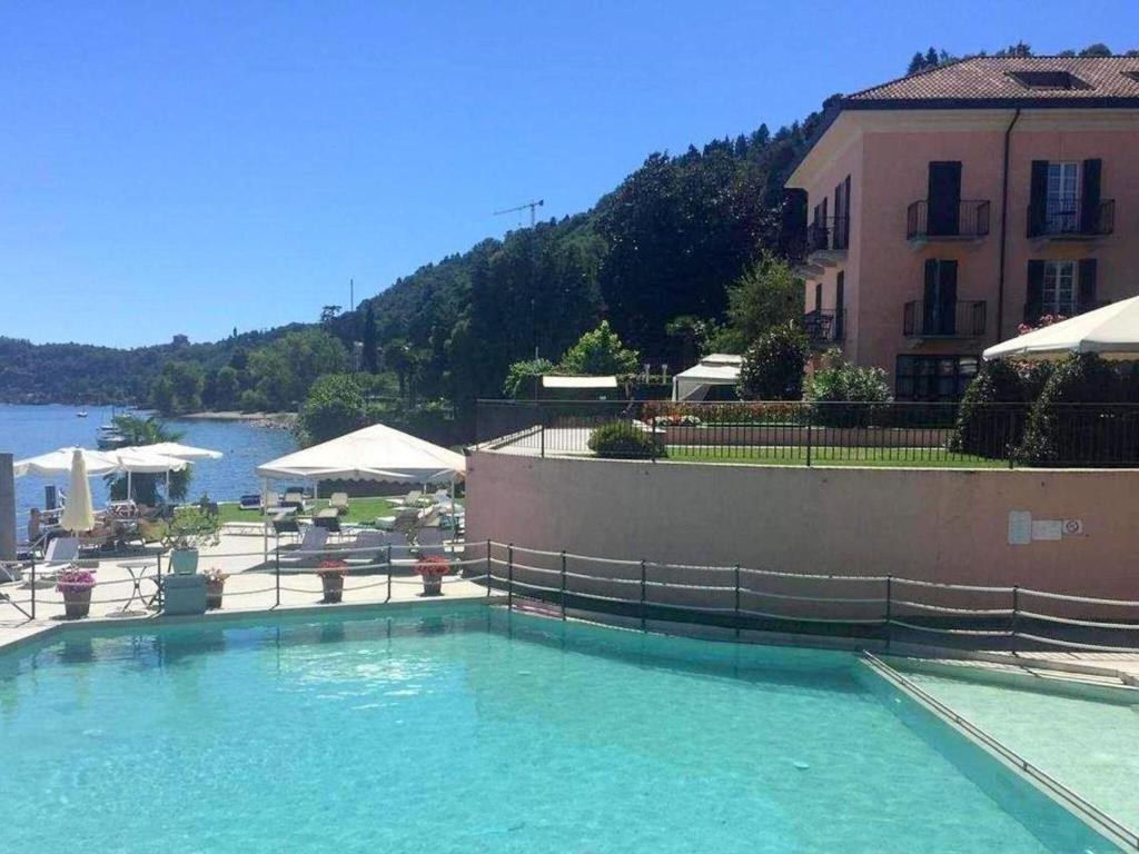 メイナにあるBrand new and elegant residence on Lake Maggioreの大きな水のプールが建物の前にある