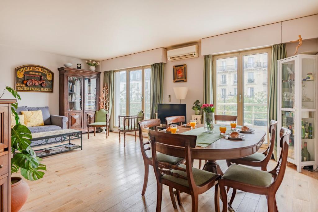 ein Wohnzimmer mit einem Tisch und Stühlen in der Unterkunft Paris Beaugrenelle Residence in Paris