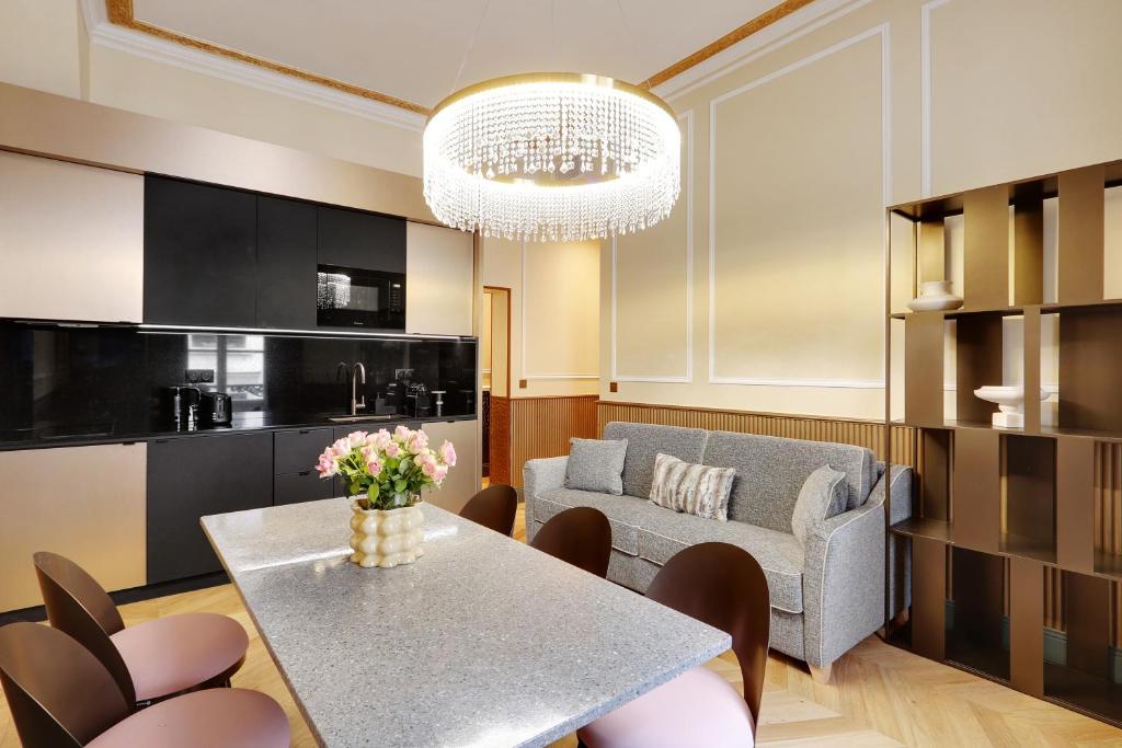 un salon avec une table et un canapé dans l'établissement Pick A Flat's Apartments in La Madeleine-Opéra - Rue de l'Arcade, à Paris