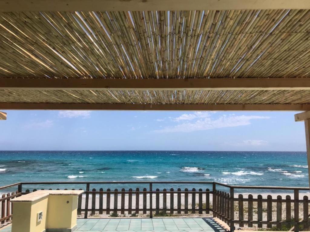 vistas al océano desde el balcón de una casa en Villa Maria, en Cala Liberotto