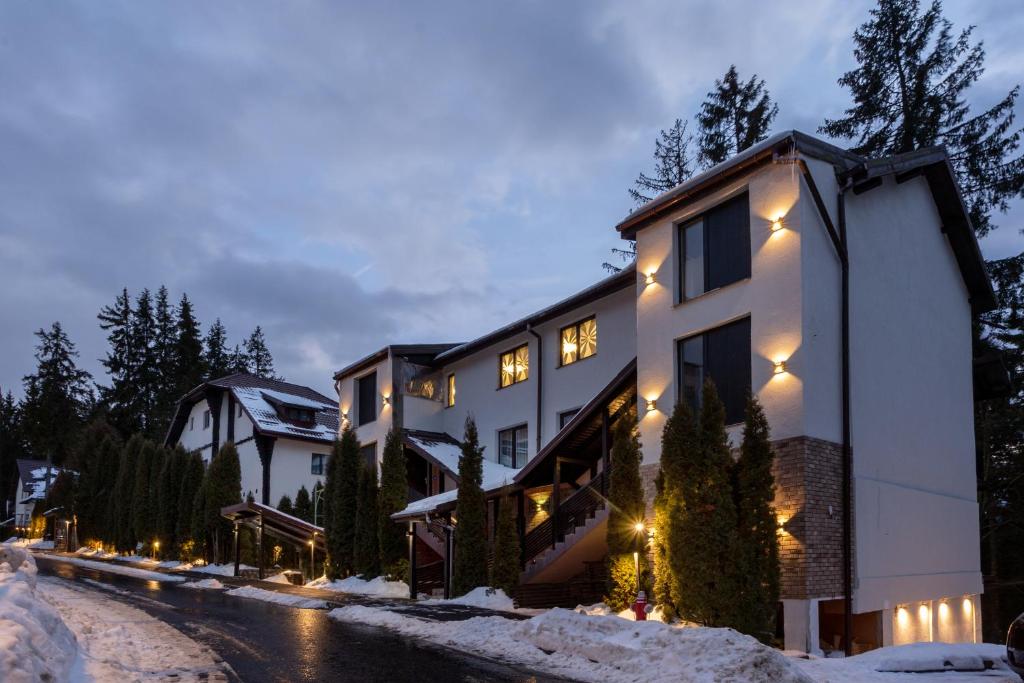 een hotel in de sneeuw 's nachts bij Eden 1 & Eden 2 in Predeal