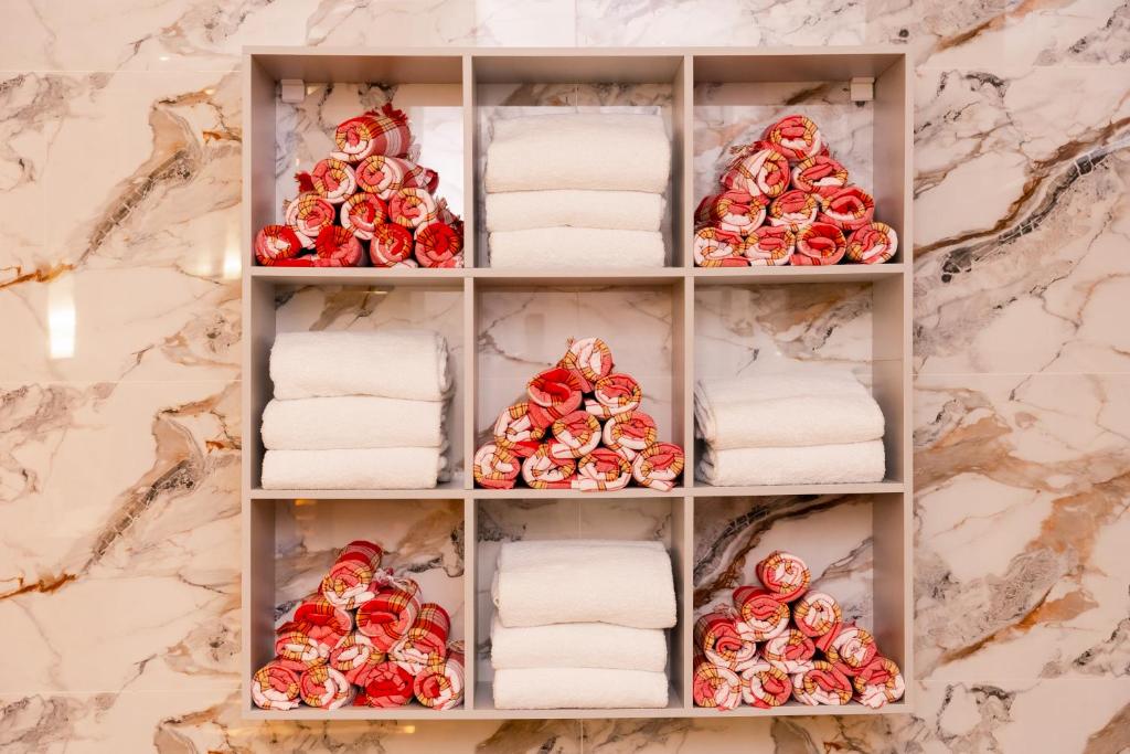 a display case filled with towels and red roses at Park Dedeman Almaty in Almaty