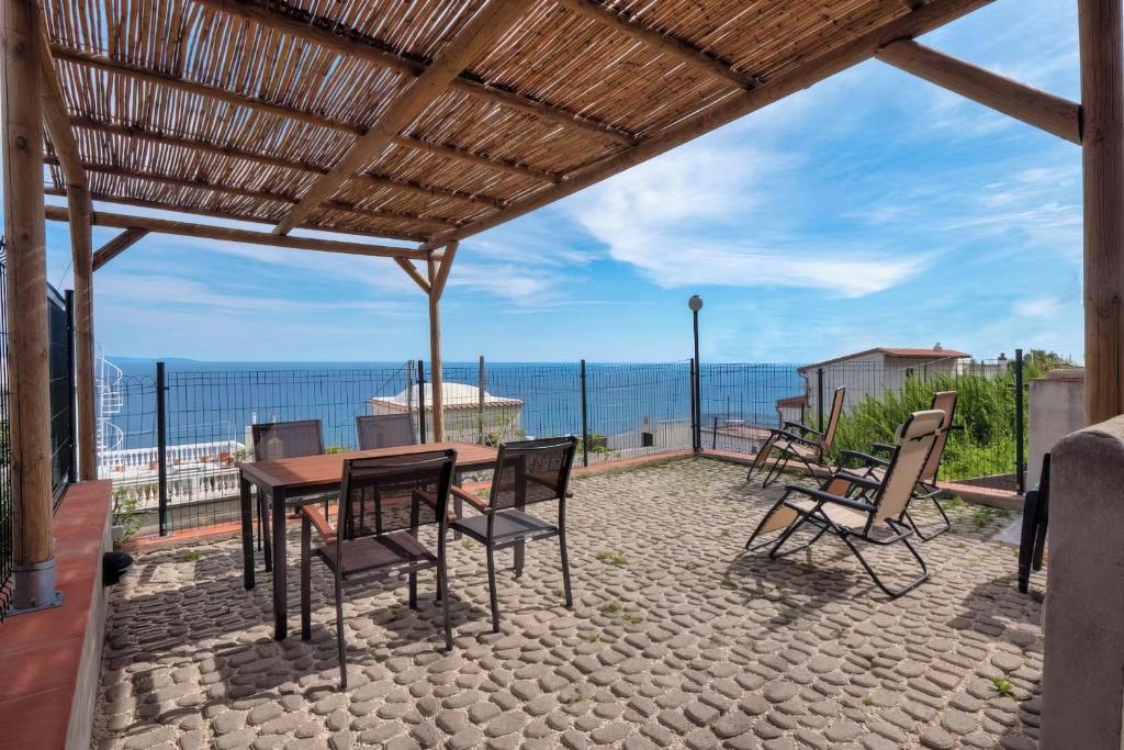 コンカ・デイ・マリーニにあるLady Elenaの海の景色を望むパティオ(テーブル、椅子付)
