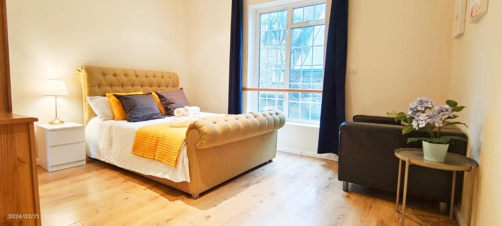 1 dormitorio con cama y ventana en Lilac at Hammersmith, en Londres