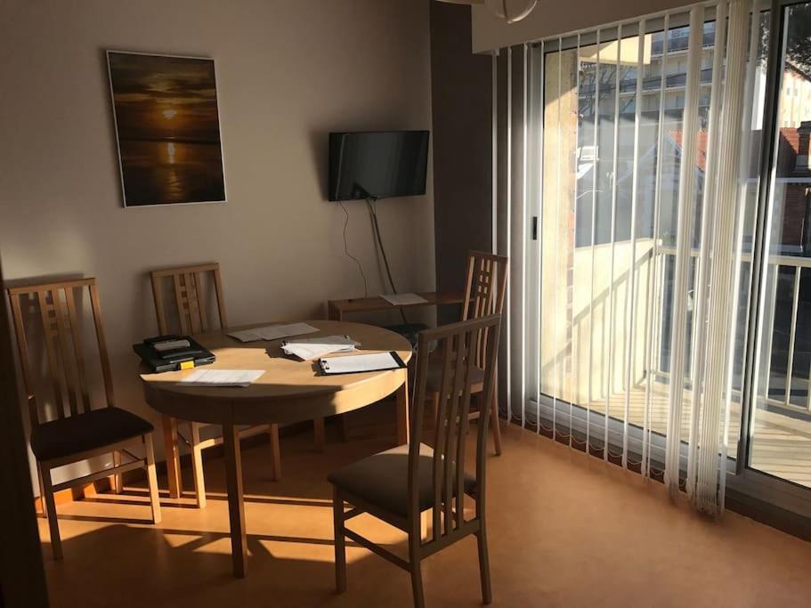 une salle à manger avec une table et des chaises et une fenêtre dans l'établissement Appartement T2 Arcachon centre, commerces et plage à pied, à Arcachon