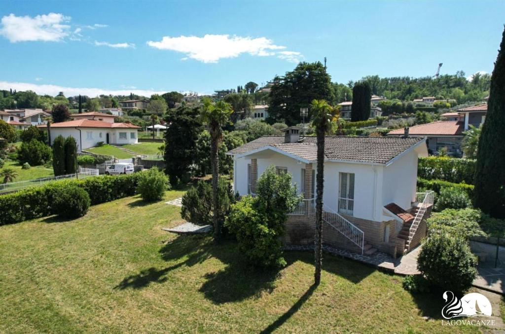 uma vista aérea de uma casa com um quintal em Villa Torchio em Manerba del Garda
