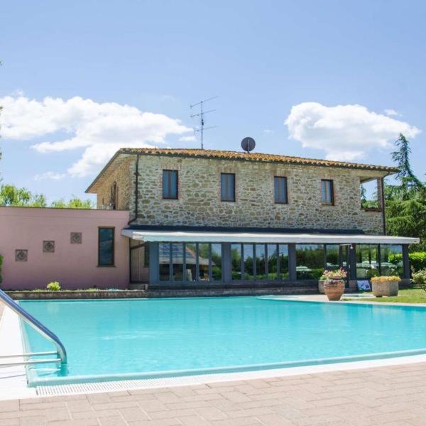 Bazén v ubytování Hotel Villalago trasimeno nebo v jeho okolí