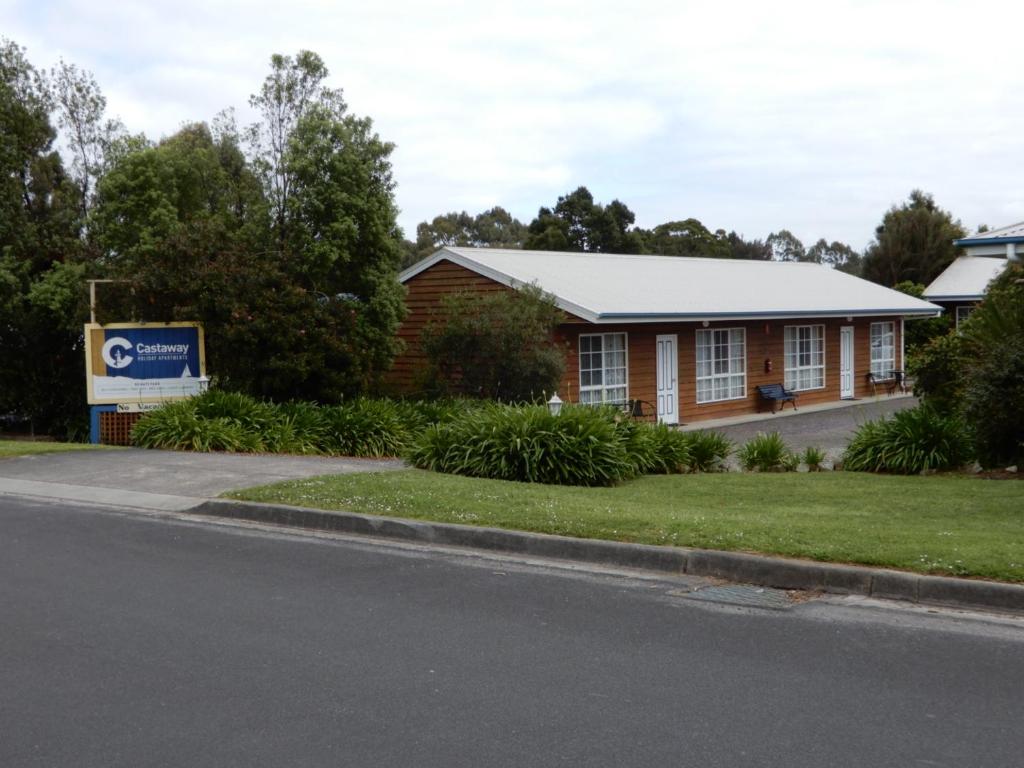 una casa al lado de una carretera en Castaway Holiday Apartments, en Strahan