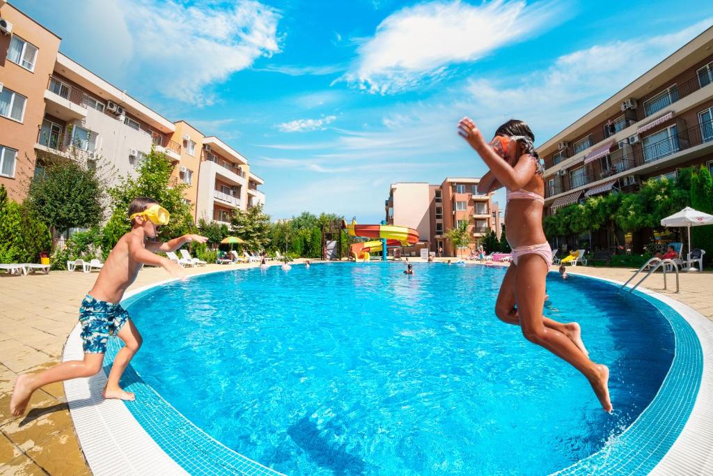 The swimming pool at or close to Holiday Garden Resort