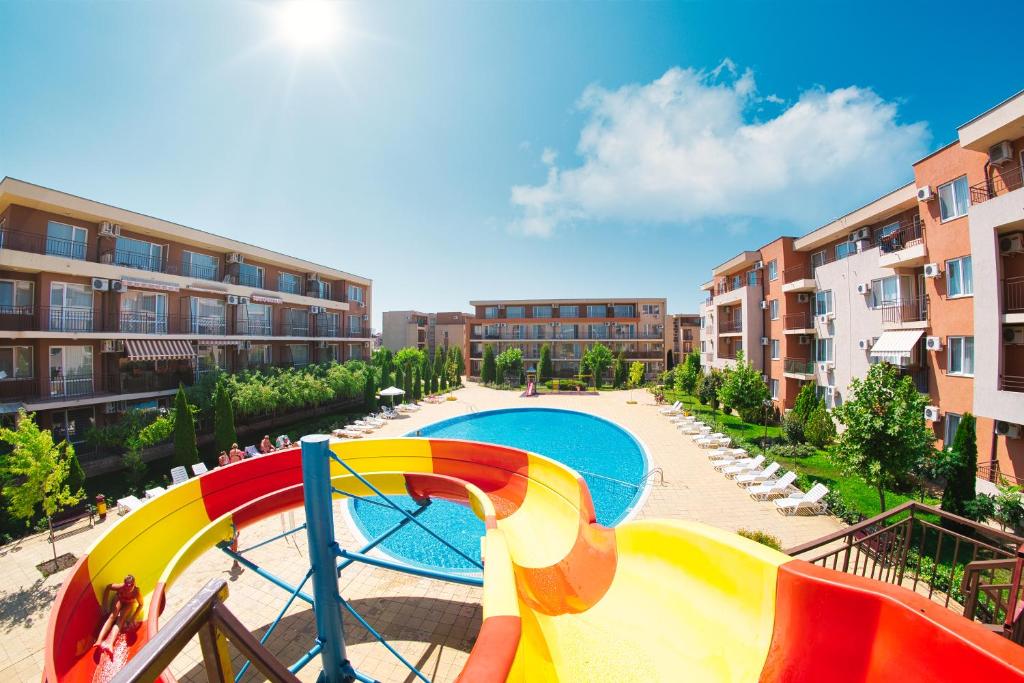 The swimming pool at or close to Holiday Garden Resort