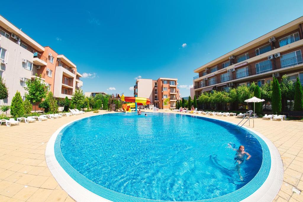 The swimming pool at or close to Holiday Garden Resort