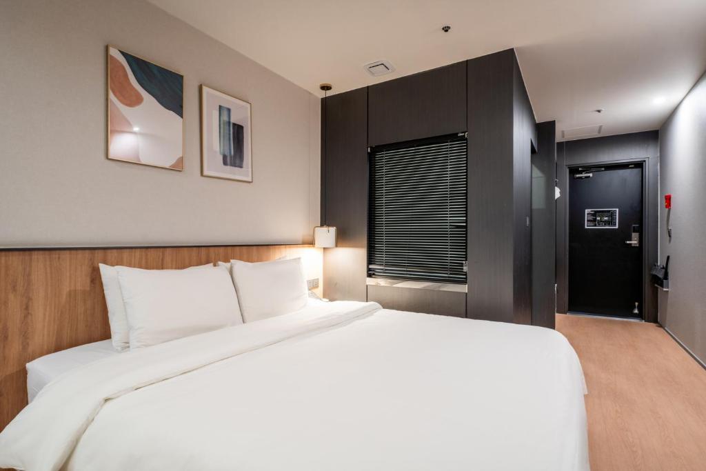 Postel nebo postele na pokoji v ubytování Gray 193 Hotel
