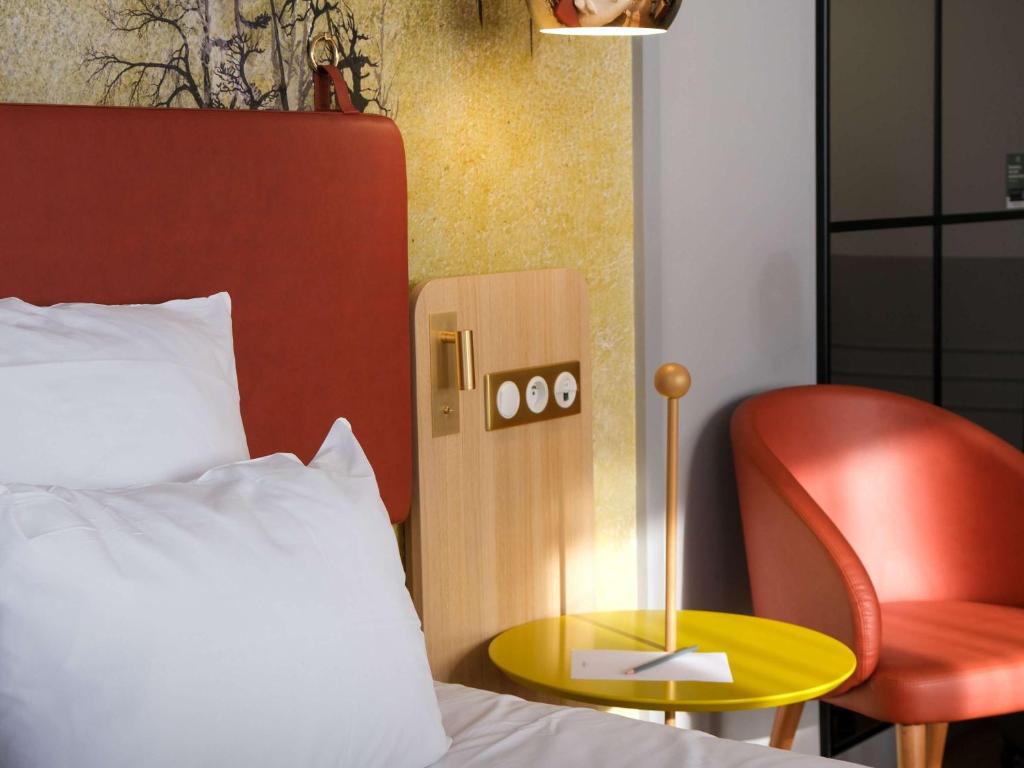 Postel nebo postele na pokoji v ubytování Mercure Saint Omer Centre Gare