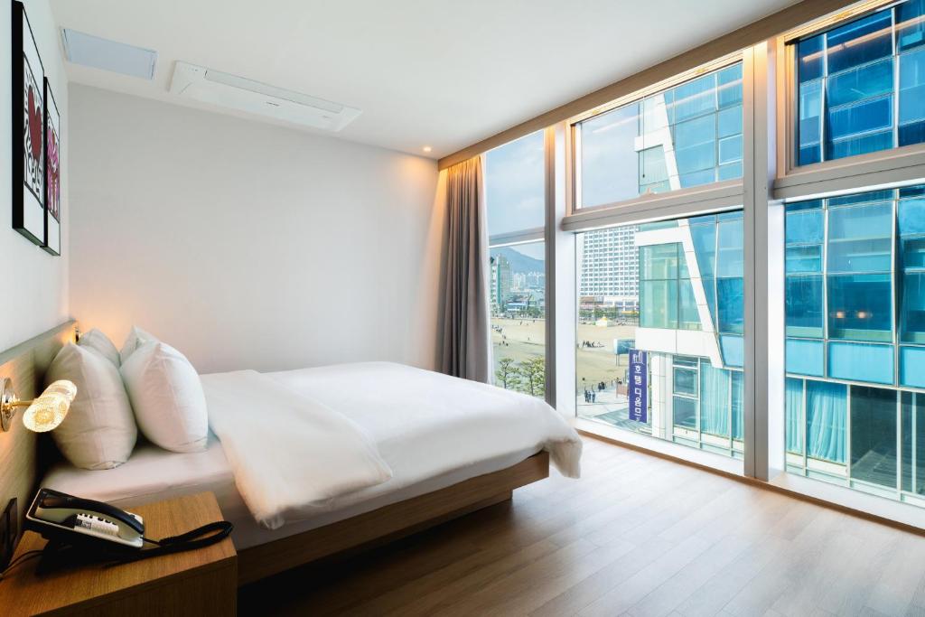 Postel nebo postele na pokoji v ubytování Gray 193 Hotel