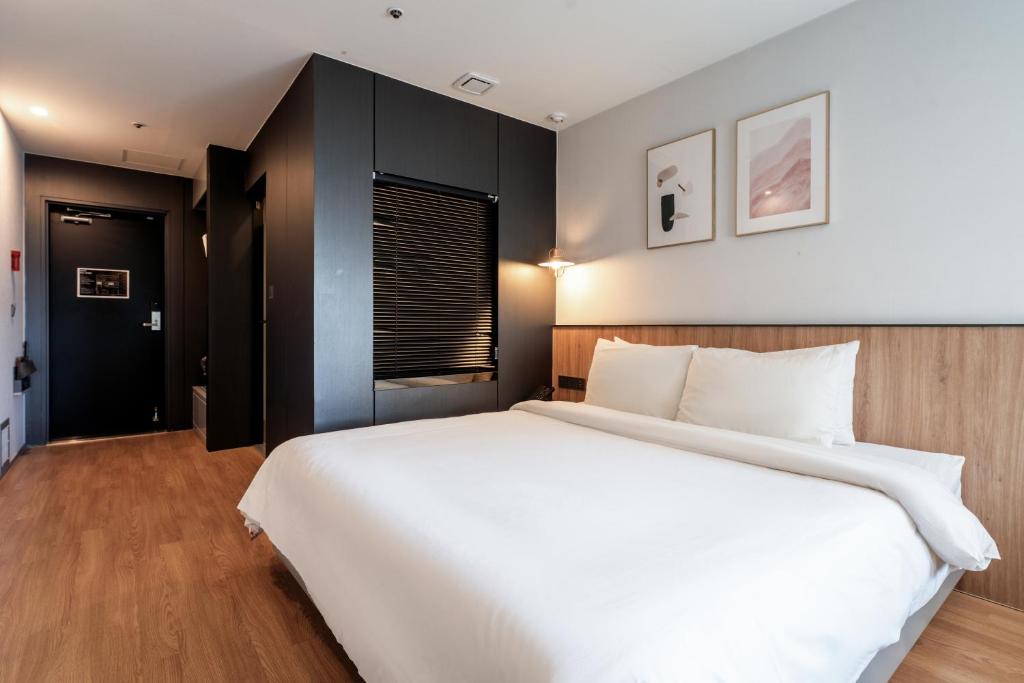 Postel nebo postele na pokoji v ubytování Gray 193 Hotel