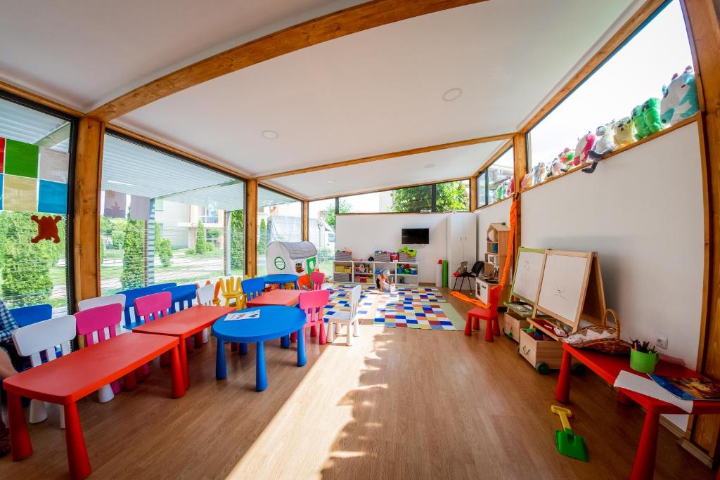A television and/or entertainment centre at Holiday Garden Resort
