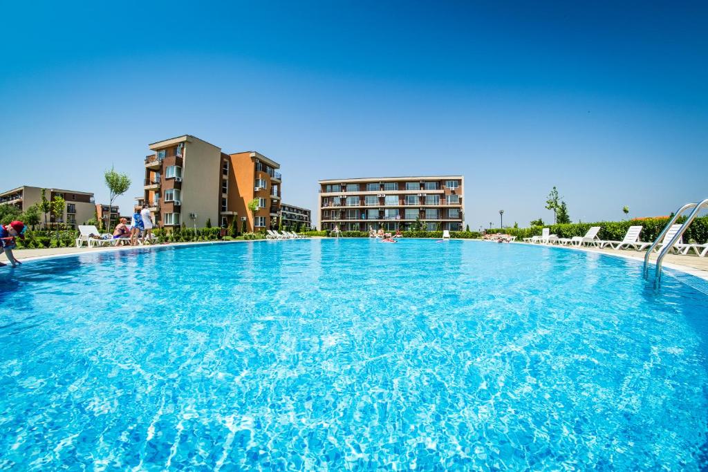 The swimming pool at or close to Holiday Garden Resort