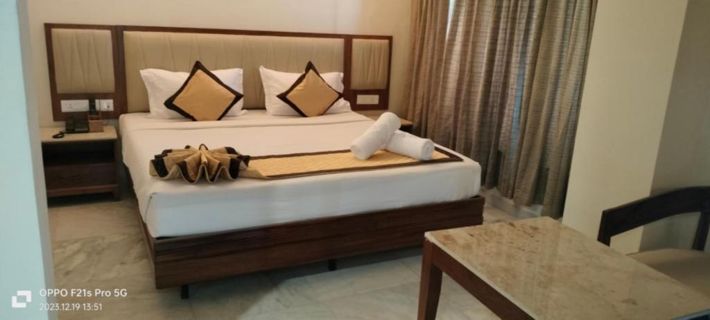 Postel nebo postele na pokoji v ubytování Hotel Saratharajans