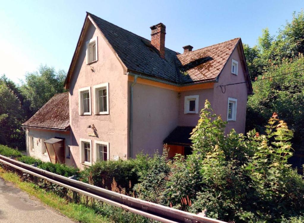 een oud huis aan de zijkant van een heuvel bij Holiday House Vitejte doma in Lampertice