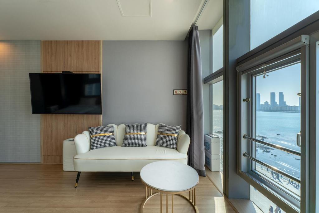 TV a/nebo společenská místnost v ubytování Gray 193 Hotel