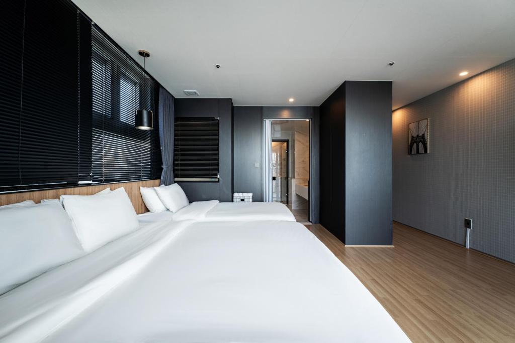 Postel nebo postele na pokoji v ubytování Gray 193 Hotel