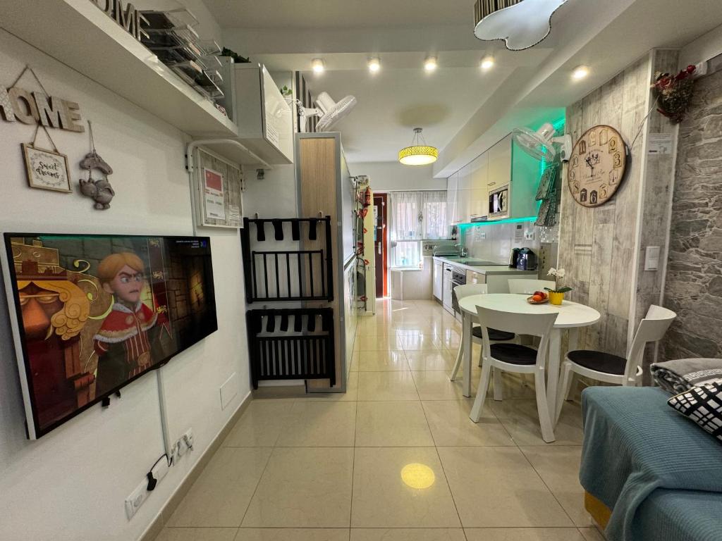 Kuchyňa alebo kuchynka v ubytovaní BADAROSA House10min to BARCELONA City&NearTo BEACH