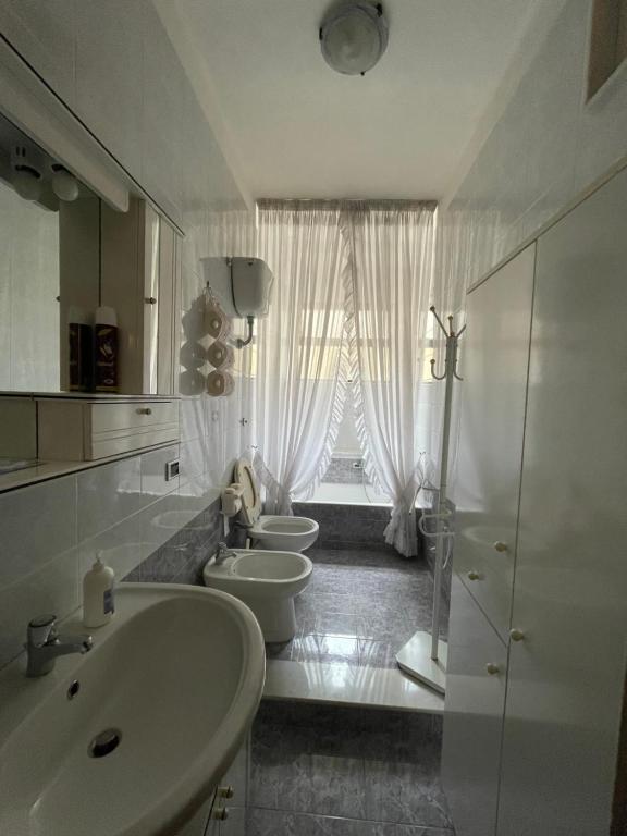 een badkamer met 3 wastafels en 2 toiletten bij Seafront View in Mola di Bari