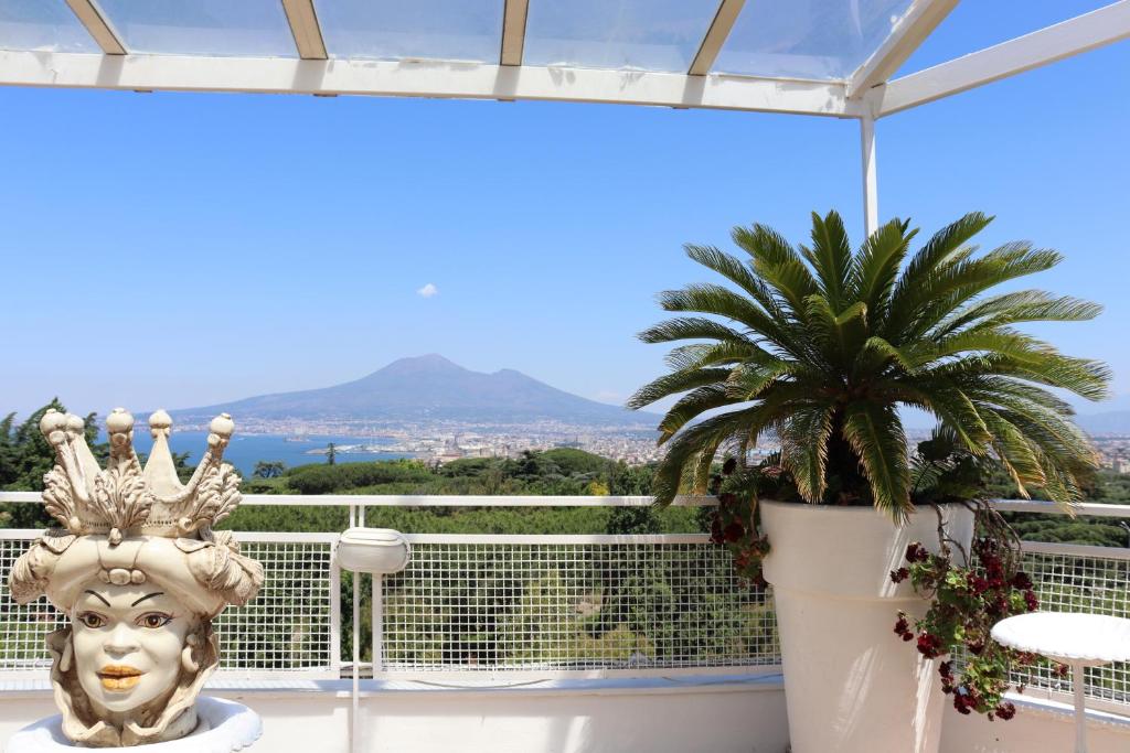 a statue of a face with a crown on a balcony at Hotel Paradiso in Castellammare di Stabia