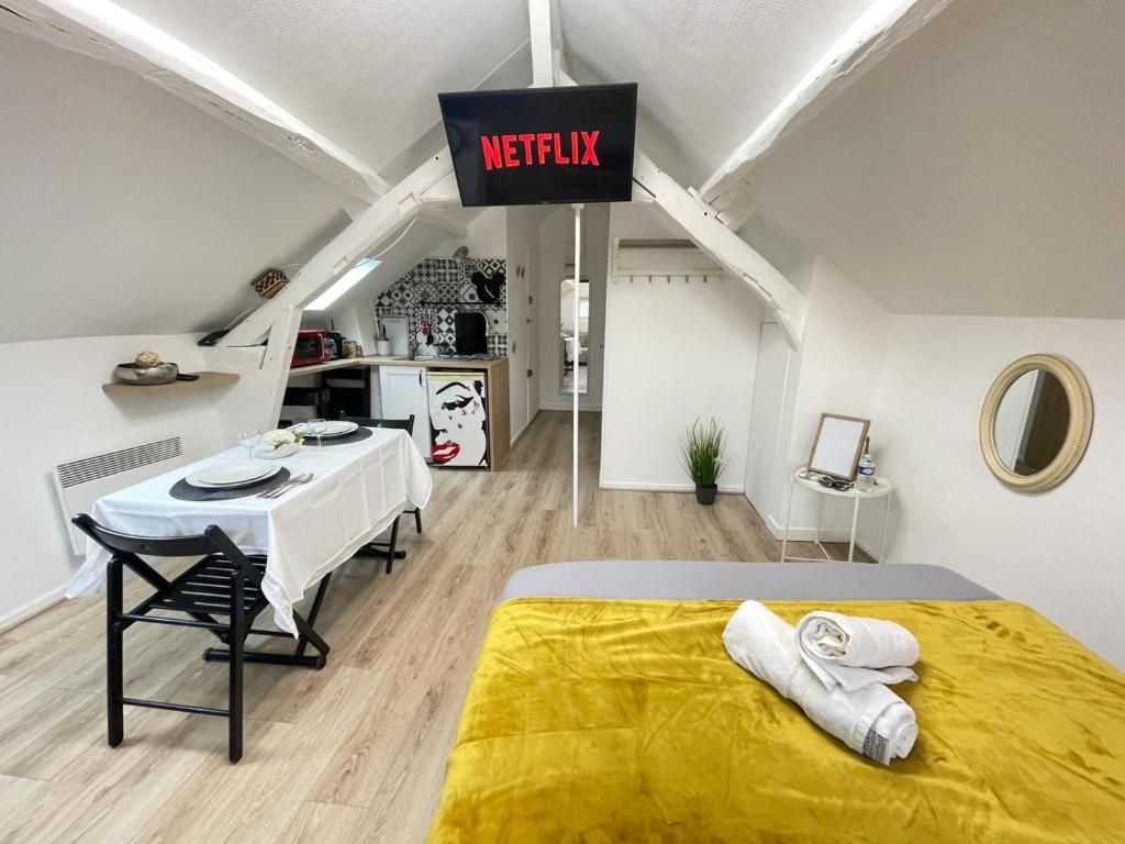 a bedroom with a bed and a sign that reads respawn at Studio cosy à Meaux in Meaux