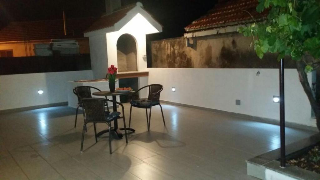 una mesa y sillas en una habitación con una pared blanca en Antunes Apartment en Jarebinjak