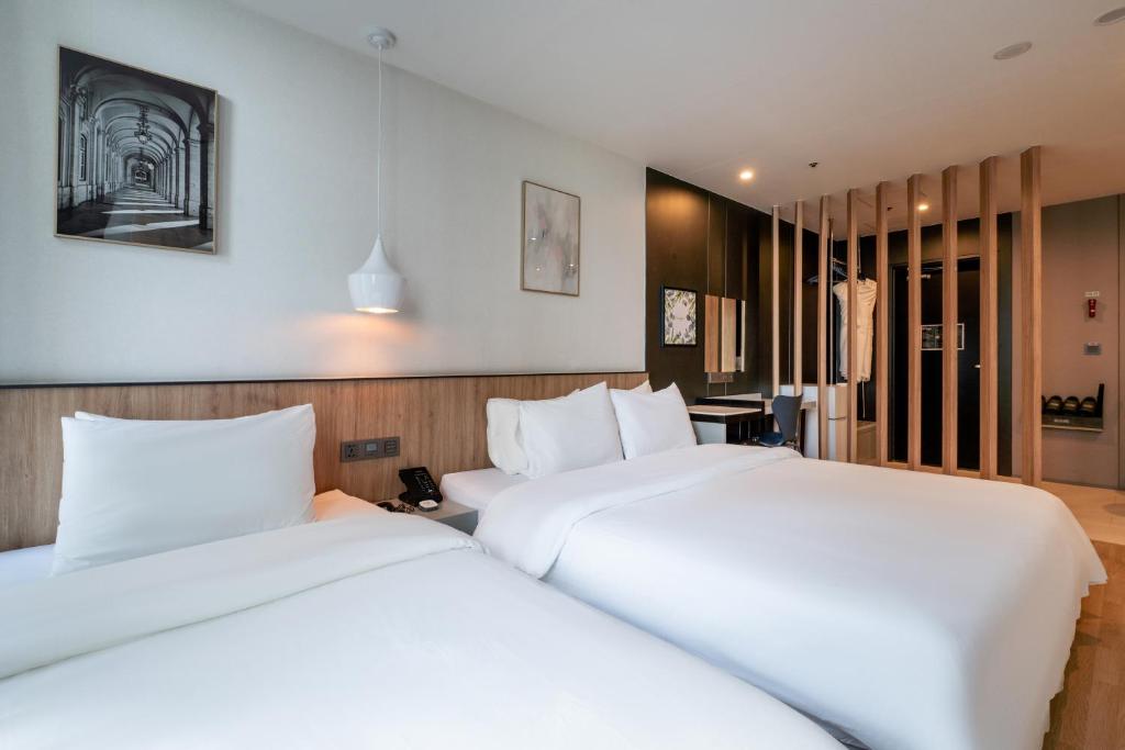 Postel nebo postele na pokoji v ubytování Gray 193 Hotel