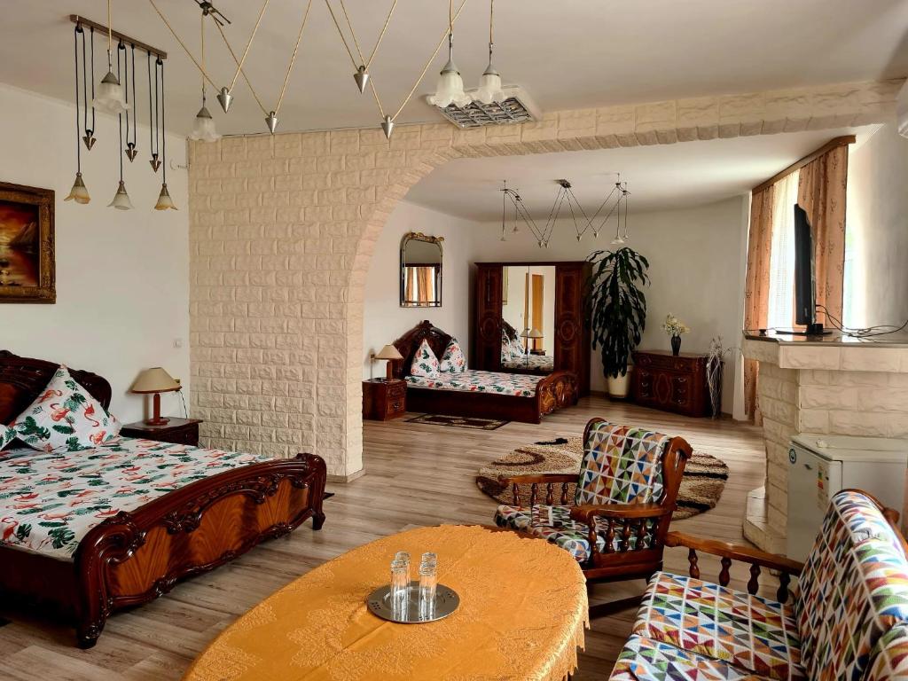 salon z kanapą i stołem w obiekcie Pensiunea King w mieście Timişoara