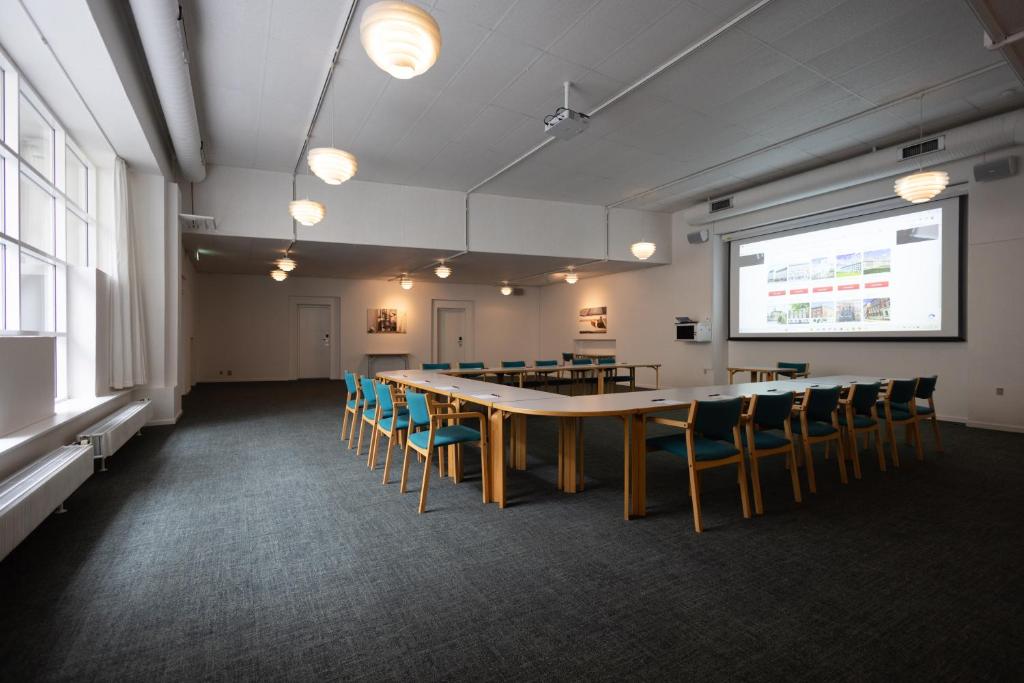 una sala de conferencias con una mesa larga y sillas en Milling Hotel Gestus, en Aalborg