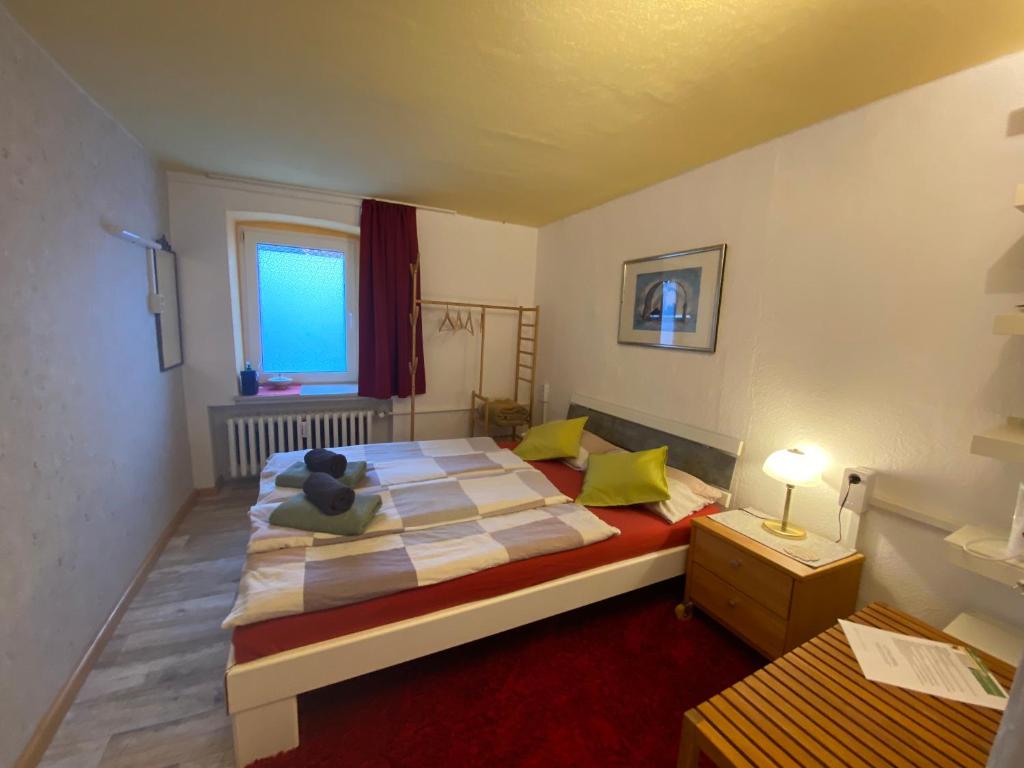 een slaapkamer met een bed met een teddybeer erop bij small accomondation with possibility for wellness in Beverungen