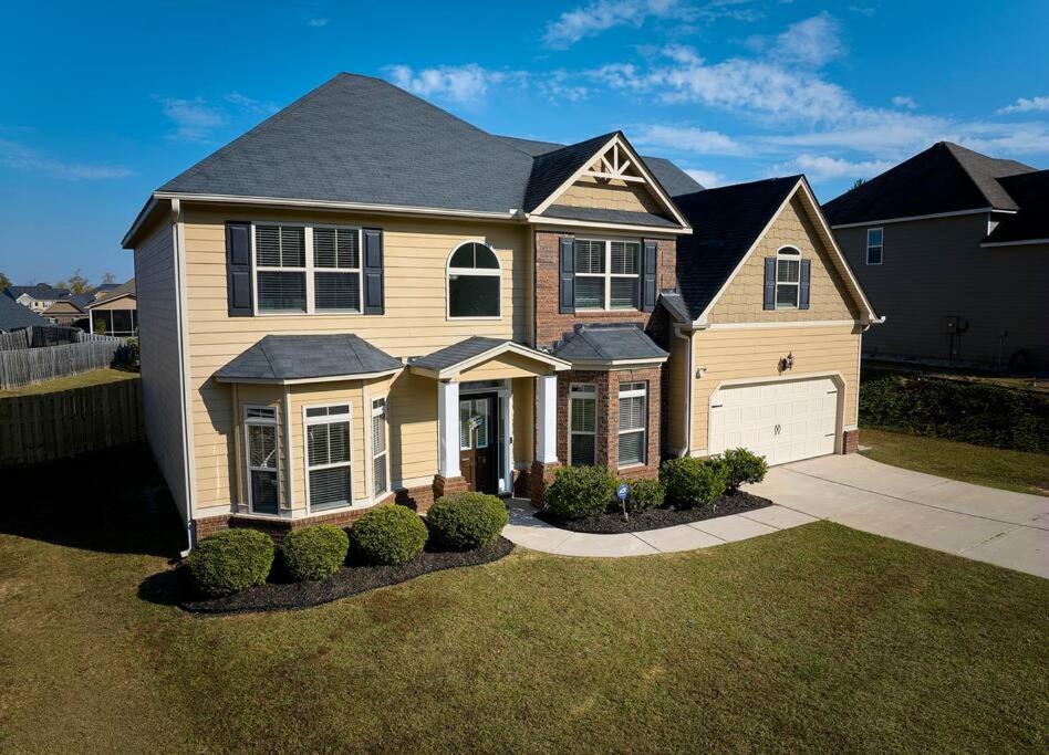 ein großes Haus mit in der Unterkunft 5Br, 3Ba, 10 beds, SuperHost, 5 min to Eisenhower in Grovetown